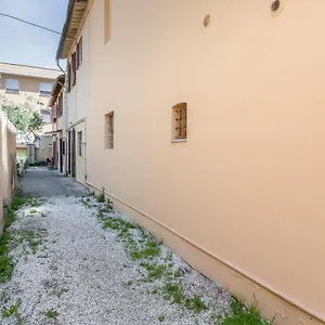 Guesthost - Cisanello Rock Apartment With Patio And Barbecue